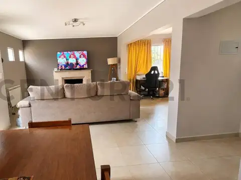 Venta Casa 3 Dormitorios, Jardin y doble cochera