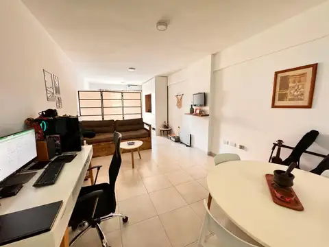 Amplio monoambiente u oficina de 56 m2 propios con balcón terraza, San Martín al 1000, zona Centro