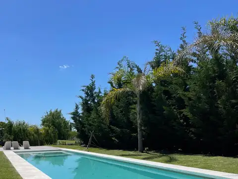 Casa venta al agua en San Benito, amoblado,4 dormitorios, pileta, playa, galería 600x día