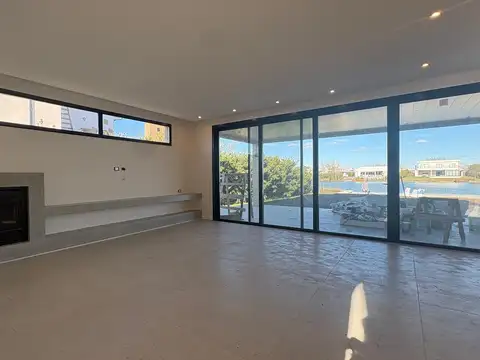 Casa 4 ambientes con 2 baños