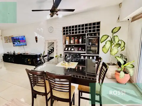 Casa en Alquiler con 2 cocheras