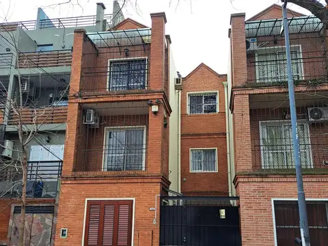 Triplex en alquiler con garage en Parque Chacabuco