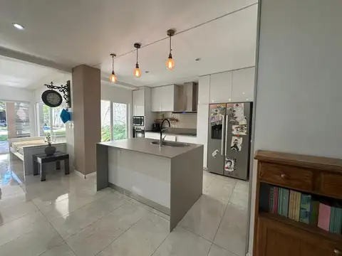 CASA 5 AMBIENTES COCHERA PILETA