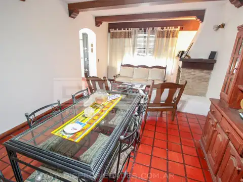 Casa 4 ambientes con 2 baños