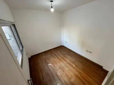 Italia 1070 , Piso 1