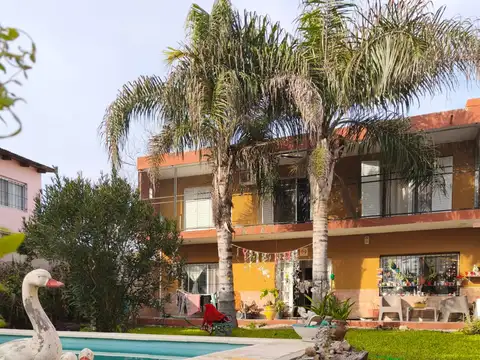 Casa 9 ambientes con 2 baños