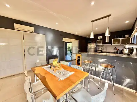 Casa en Venta con 2 cocheras
