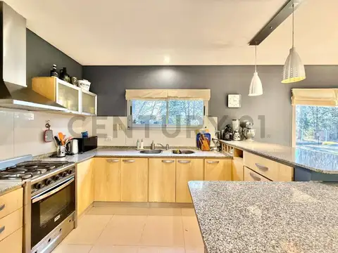 Casa 5 ambientes con 2 baños