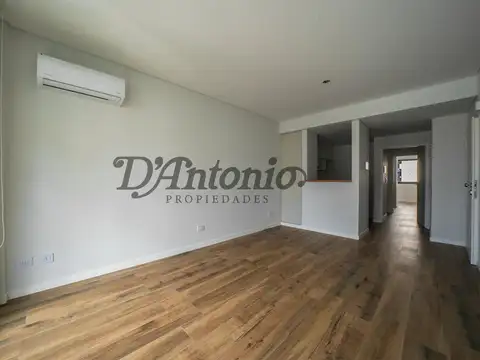 Semipiso 2 ambientes a extrenar,  2 Balcones, uno Aterrazado al frente. Cercanía Subte A y E