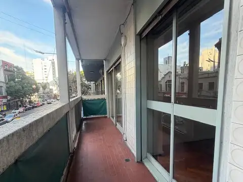 Departamento 3 ambientes al frente. Palier privado. Balcón  Cocina con comedor diario.