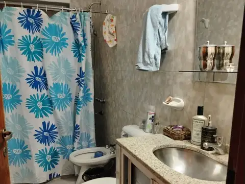 Casa 6 ambientes con 2 baños