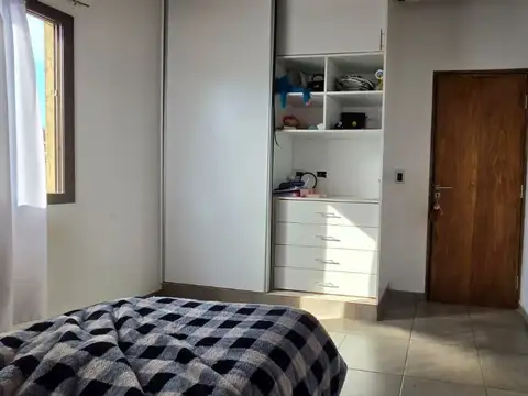 Casa 8 ambientes con 2 baños