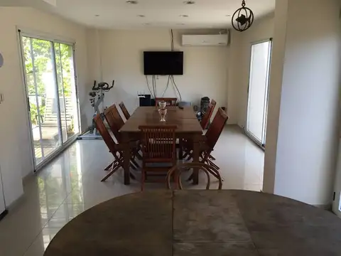 Casa 6 ambientes con 4 baños
