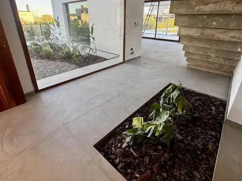 Casa 6 ambientes con 4 baños