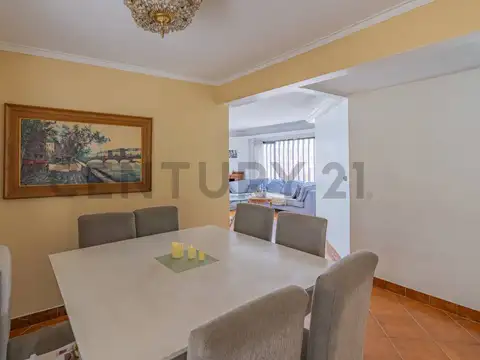 Venta de casa 7 ambientes con pileta y quincho, Caisamar, Mar del Plata.