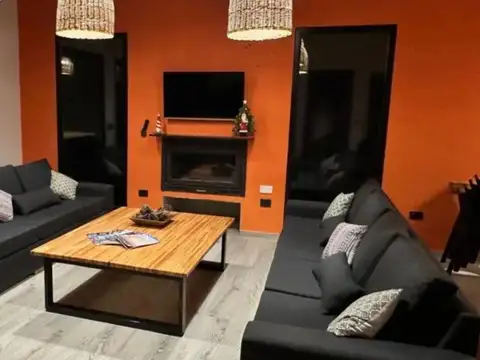 Casa de 7 ambientes. Barrio cerrado Villarobles.