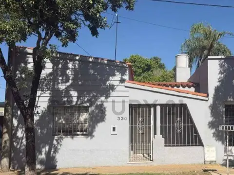 Casa de 2 dormitorios con cochera; en excelente ubicación