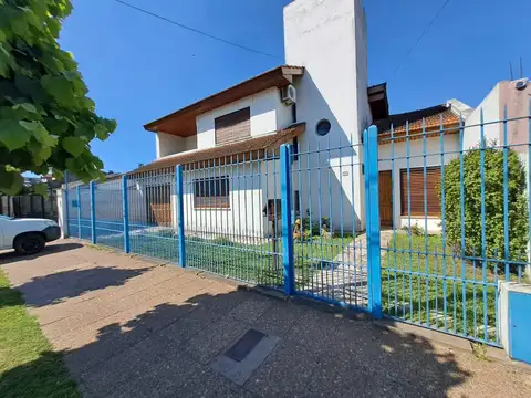VENTA CASA PRINCIPAL CON CASA SECUNDARIA AL FONDO GRAND BOURG JARDIN COCHERA PARRILLA CUBIERTA