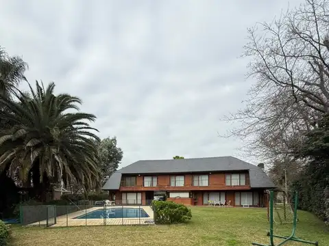 Casa 5 ambientes de 1.070m2  con vista al golf