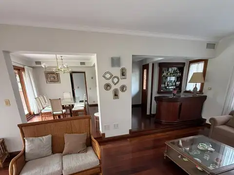 Casa 5 ambientes con 4 baños