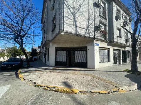 LOCAL CON OFICINAS DEPOSITO BAÑO PARQUE CHACABUCO