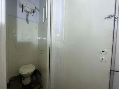 LOCAL CON OFICINAS DEPOSITO BAÑO PARQUE CHACABUCO