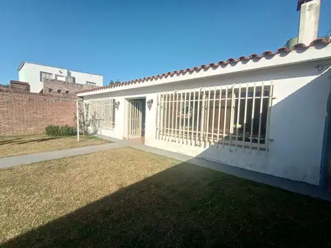 Casa 6 ambientes con 2 baños
