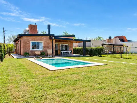 VENTA | Casa de 2 Dormitorios con jardín, pileta y cochera | Funes City