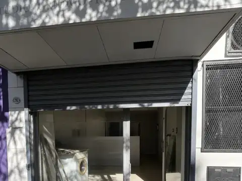 LOCAL EN ALQUILER – ESQUINA VIDRIADA DE GRAN VISIBILIDAD – APTO GASTRONÓMICO