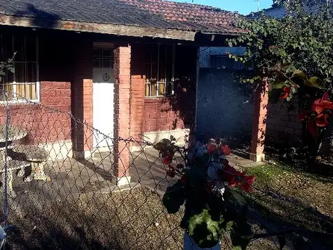 Casa 6 ambientes con 2 baños