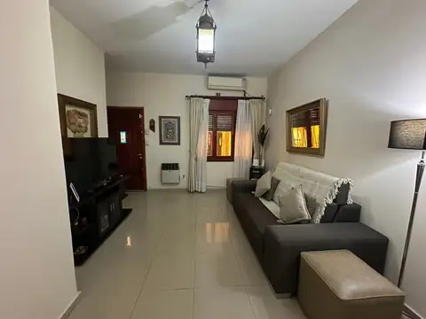 Casa 8 ambientes con 3 baños