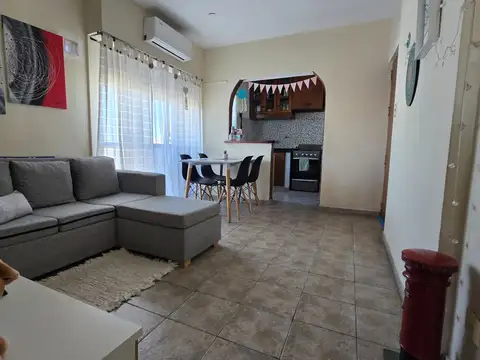SE VENDE DPTO EN SEMIPISO AL FRENTE, 3 AMBIENTES, 7° PISO, 2 BALCONES, EXCELENTE LUZ Y VISTA.-