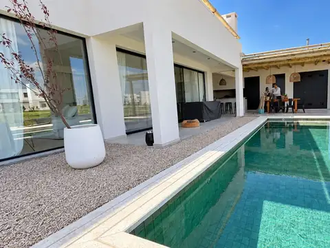 VENTA CASA 7 AMB PUERTOS AMARRAS AL LAGO IMPECABLE