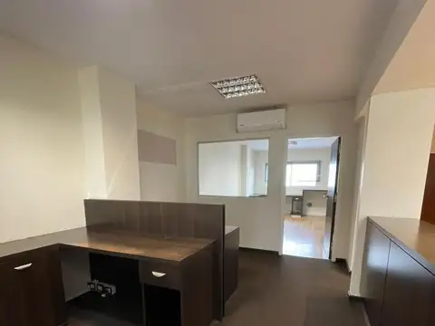Oficina 5 ambientes con 2 baños
