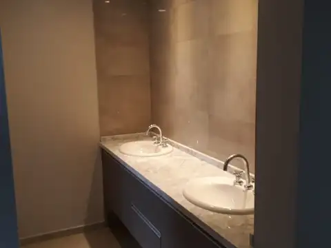 Casa 9 ambientes con 3 baños