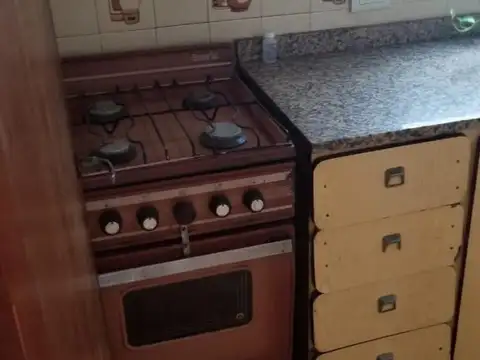 EN VENTA HERMOSO DEPARTAMENTO DE 2 AMBIENTES EN 1ER PISO CON TERRAZA COMPARTIDA - FICHA 7867