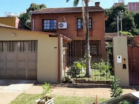 Amplia casa  cerca del centroPosadas