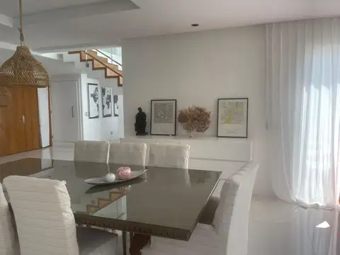 Casa en Alquiler con 2 cocheras