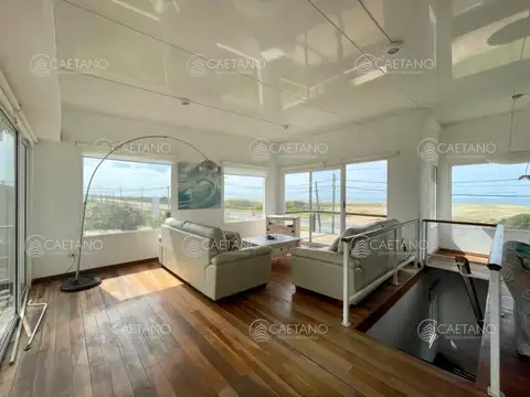 Hermosa casa de dos plantas enfrente al mar !