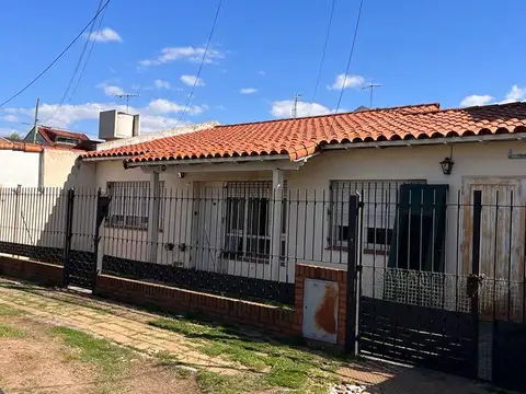 En excelente sector, sobre calle cortada, casa en lote propio, 3 dorm y patio