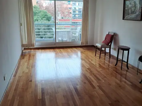 Impecable semipiso de dos ambientes, balcon, agua caliente y losa radiante central.