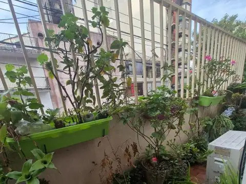 4 amb al frente con balcón - Estilo Francés - 1er piso x escalera
