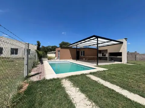VENTA - CASA DE 1 DORMITORIO CON PATIO Y PILETA - PIÑERO