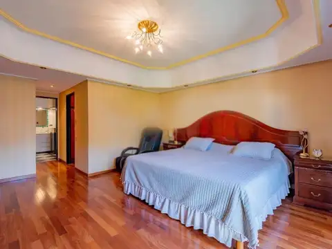 Casa en Venta con 3 cocheras