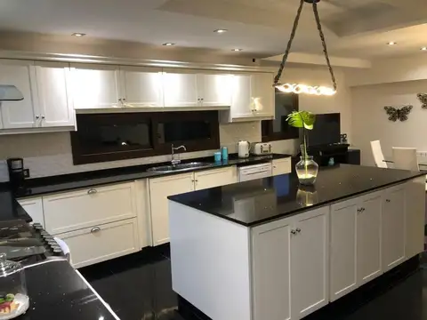 Casa 7 ambientes con 5 baños