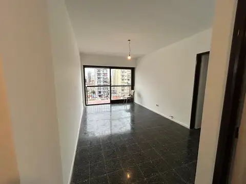 SE ALQUILA: DEPARTAMENTO DE 3 AMBIENTES CON COCHERA CUBIERTA Y BAULERA.