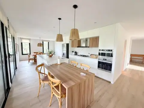 Casa 4 ambientes con 3 baños