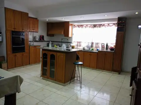 Casa 5 ambientes con 4 baños