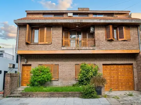 Casa de 5 ambientes con cochera en venta, en Martinez