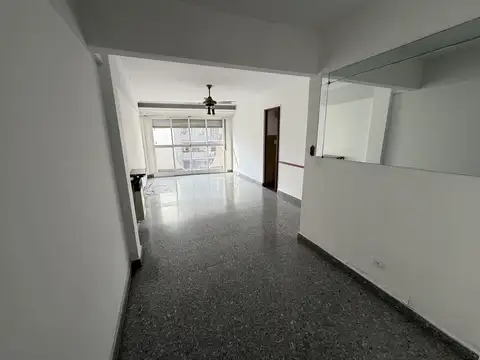 DEPTO DE 3AMB C/ DEPENDENCIA. 5º PISO AL FRENTE de 86Mts2, EN BUEN ESTADO. APTO CREDITO
